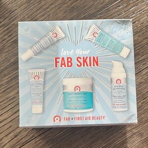First Aid Beauty FAB Skin Set - Blue and White